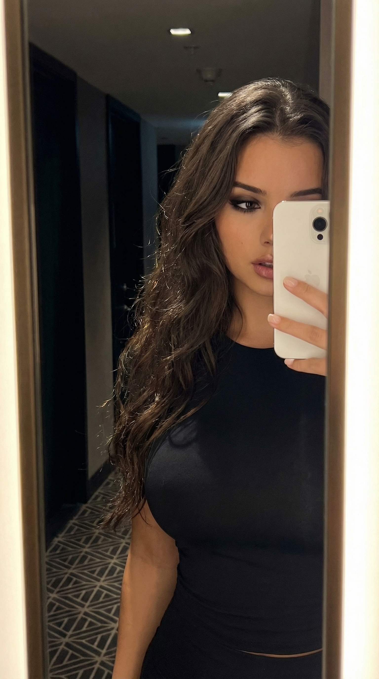 Mysterious Mirror Selfie in Shadows | پرامپت تصویر هوش مصنوعی