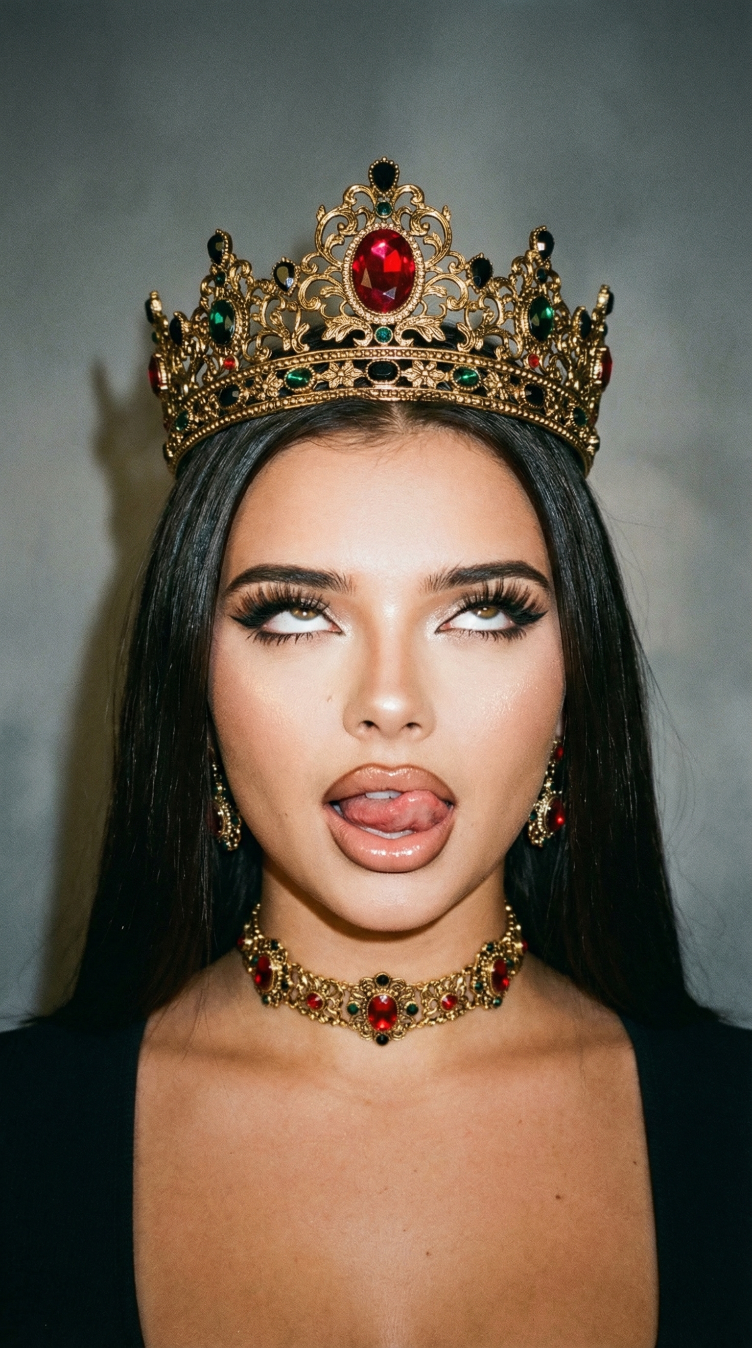 Rebellious Queen's Golden Crown | پرامپت تصویر هوش مصنوعی