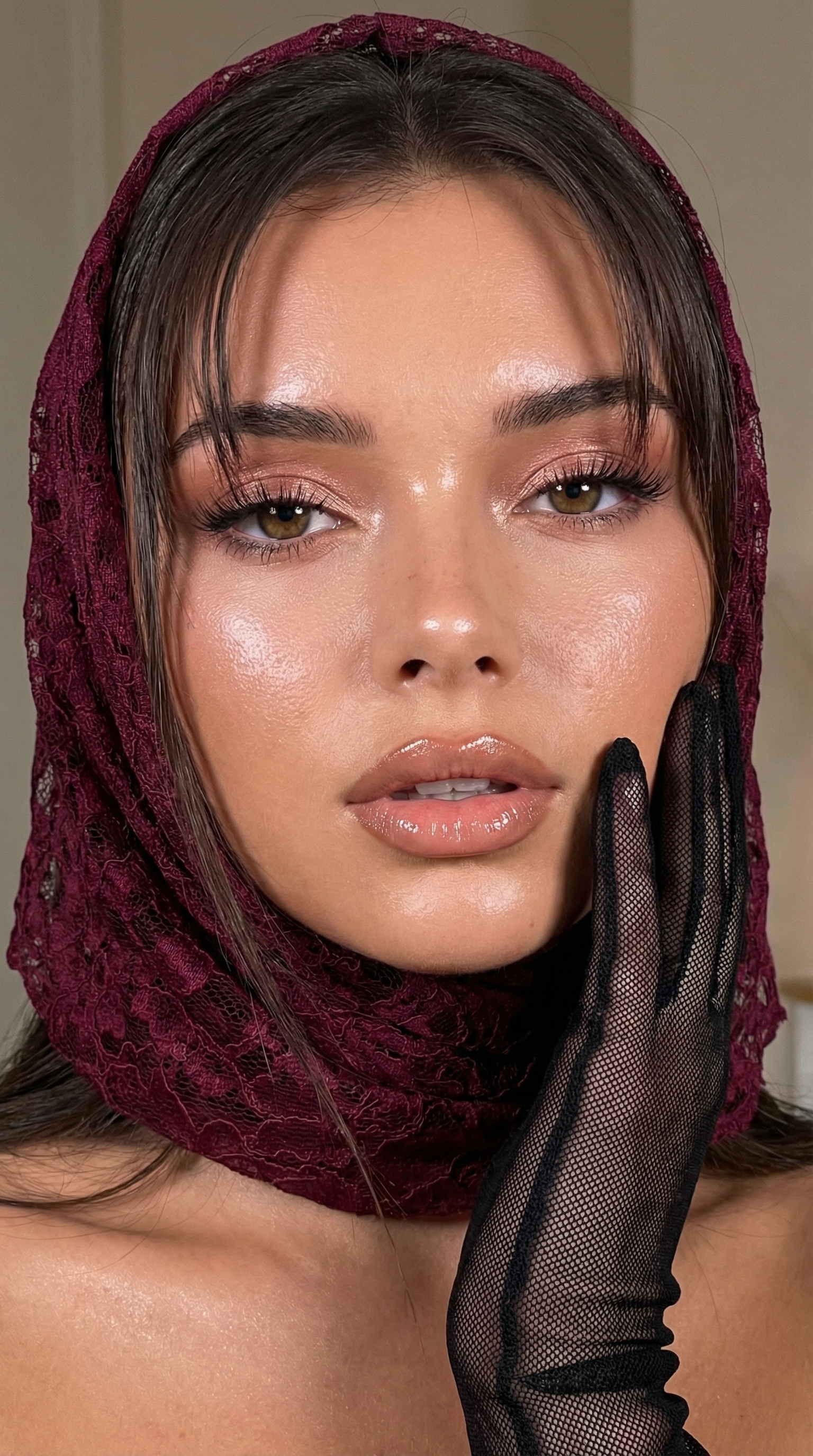 Elegant Woman in Burgundy Lace Veil | پرامپت تصویر هوش مصنوعی