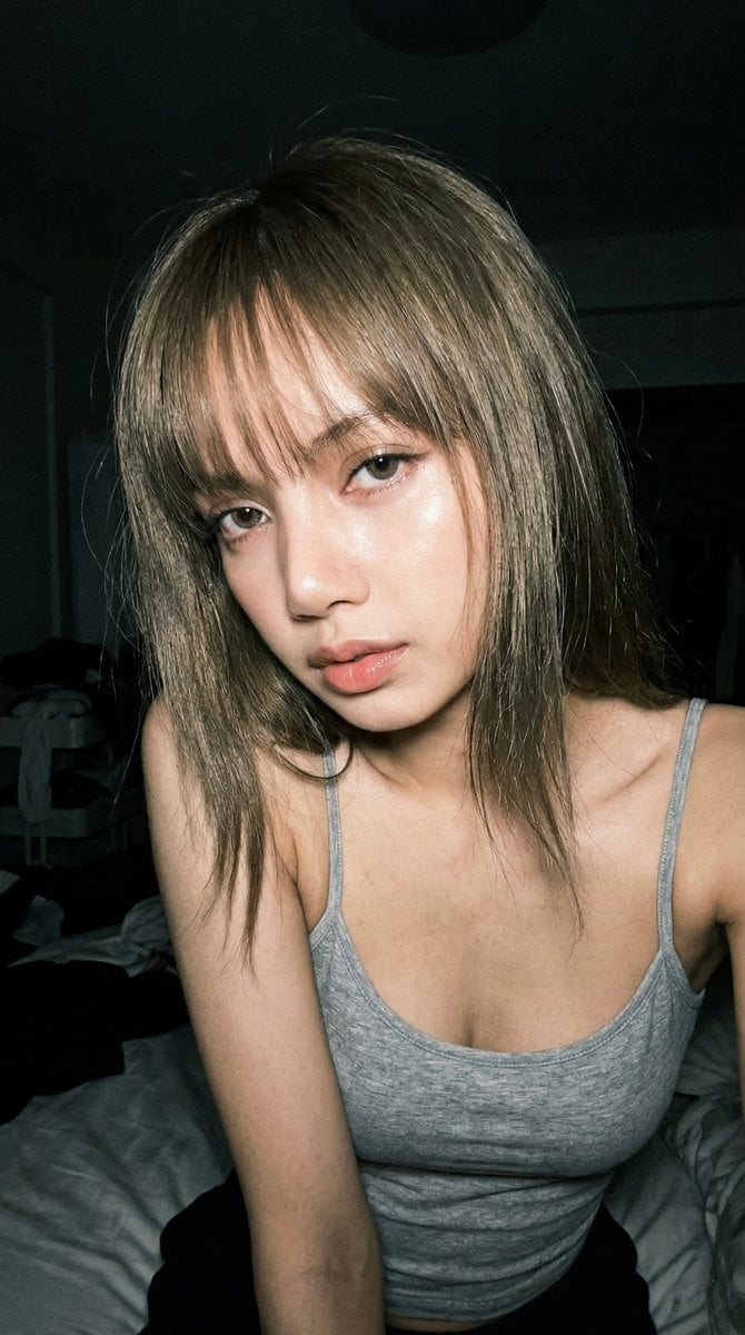 {
  "meta": {
    "camera": "iPhone 17 Pro",
    "lens": "24mm",
    "aspect_ratio": "9:16",
    "style": "iphone flash 